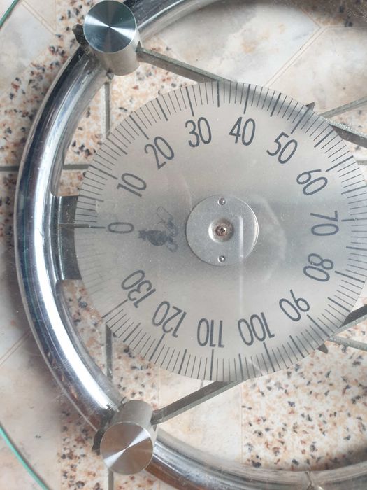 Balança vintage em perfeito estado e a funcionar bem.