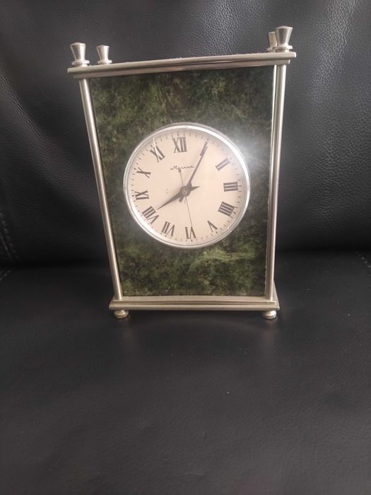 Relógio 8 dias, de secretária, em marmore verde italiano. Ano 1956.