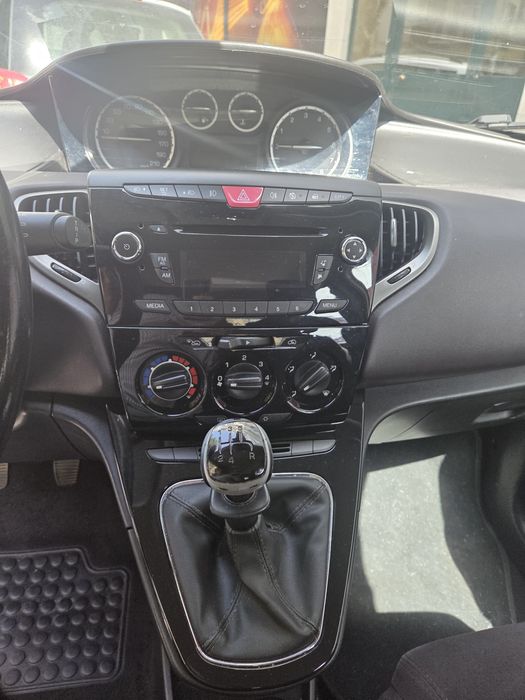 Lancia ypsilon 2011
