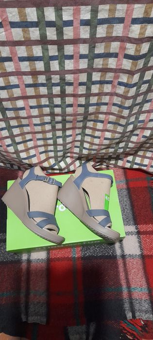 Босонiжки  жiночi