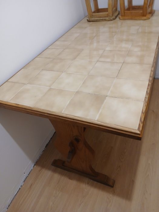Mesa de madeira com azuleijo  mede 1.53 x 75