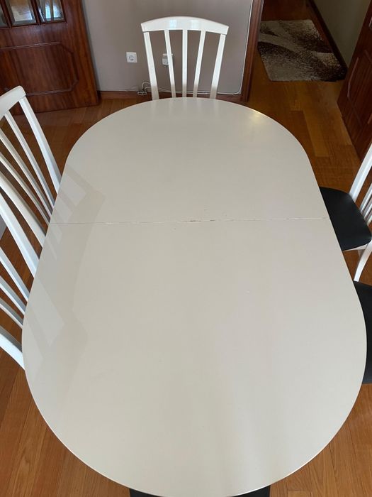 Dining Table with Lacquered Chairs64740309806209124