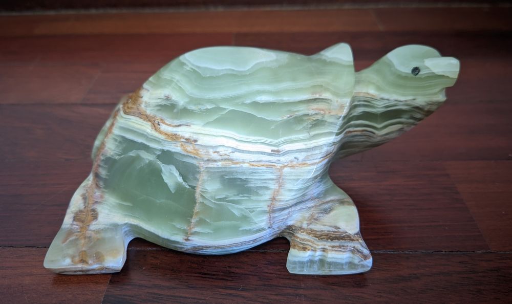 Tartaruga esculpida em onix verde.