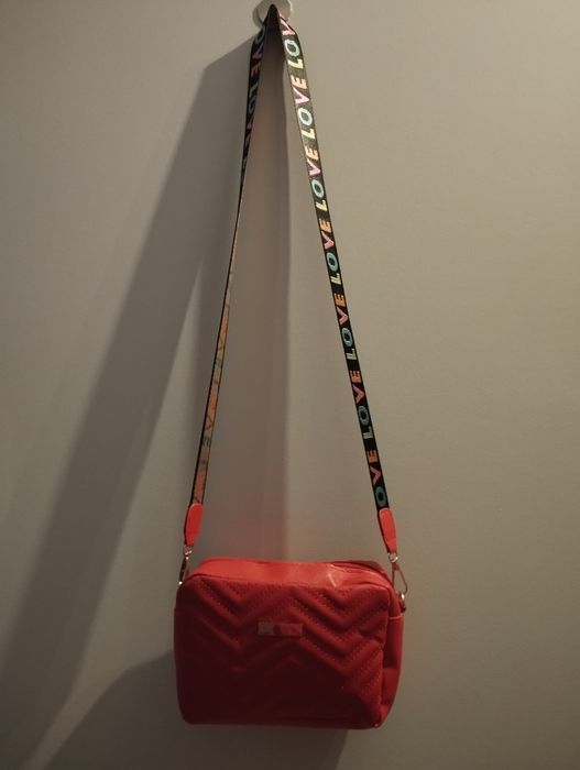 Nowa , czerwona torebka na ramię , pikowana