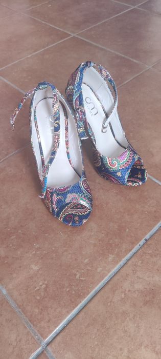 Buty na obcasie z wzorami