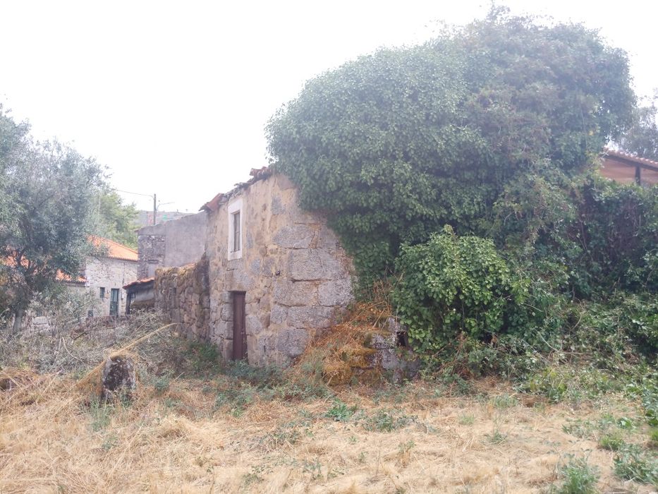 Casa rústica para reconstrução Linhares (Celorico da Beira)