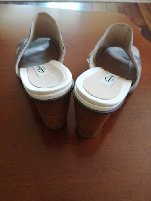 Sprzedam bardzo ładne skórzane klapki firmy CLARKS