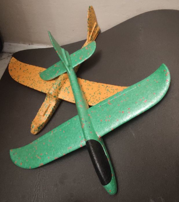 Самолёт салатовый и оранжевый