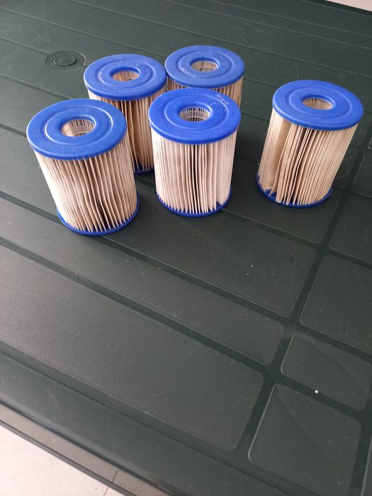 Cinco filtros para piscina em bom estado