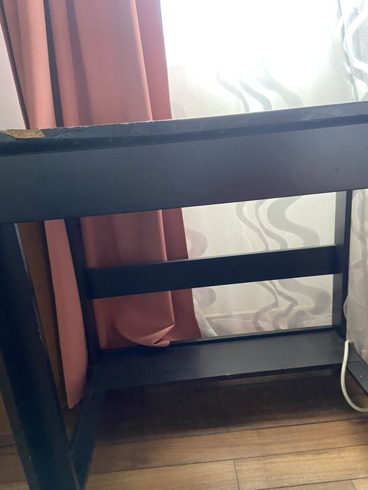 Mesa preta de madeira e cadeira branca giratória