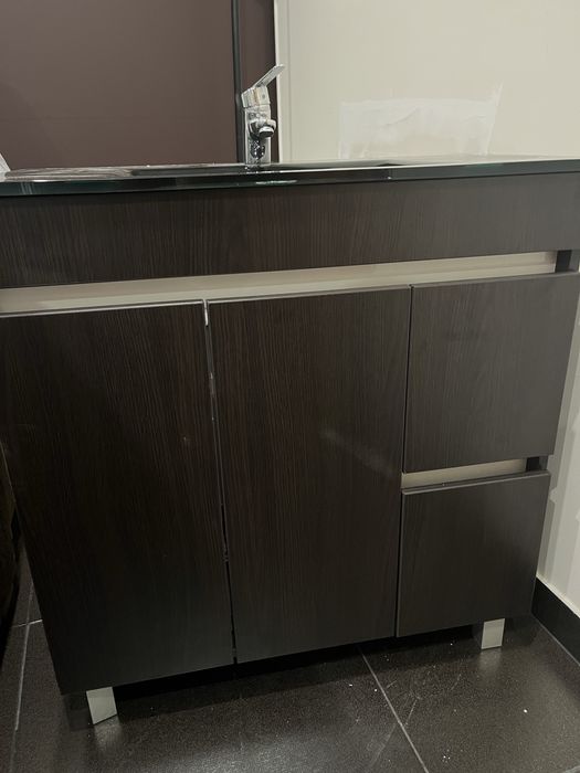 Movel lavatorio  como novo e com torneira