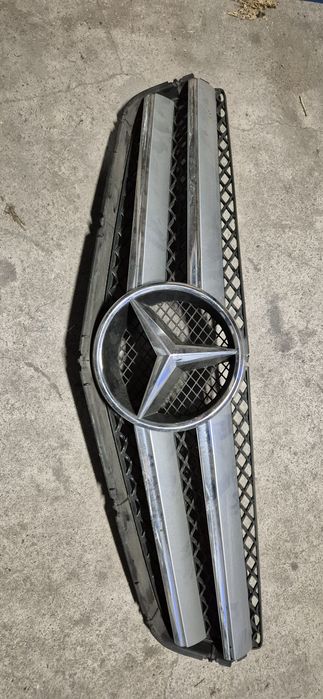 Grill przedni Mercedes C207