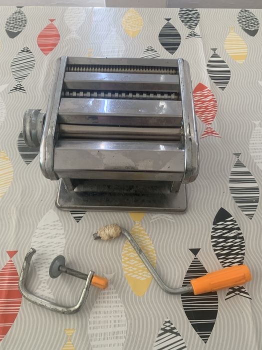 Maquina de esticar pasta e outro tipo de massas