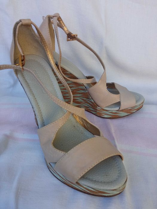 Босоніжки жіночі на танкетці