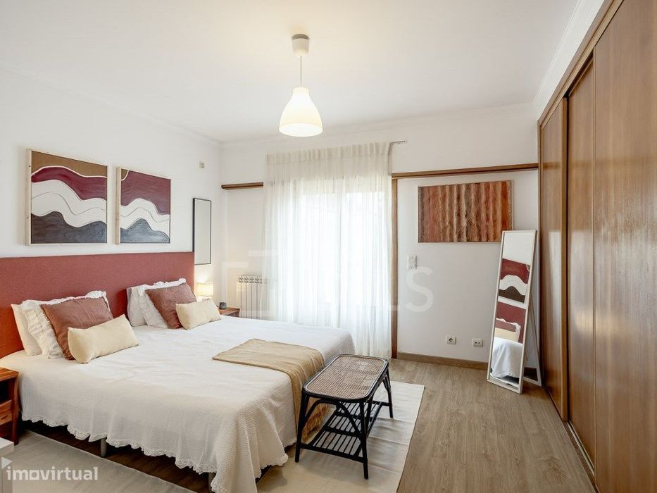 Moradia T4+1 em Cascais, com jardim privativo e piscina em condomínio