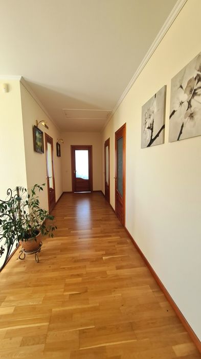 Будинок з басейном і гаражем на 2 авто