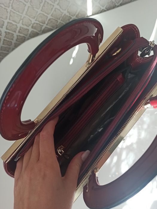 Сумка лакована червона