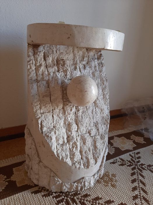 Mesa de apoio em pedra para sala sem vidro