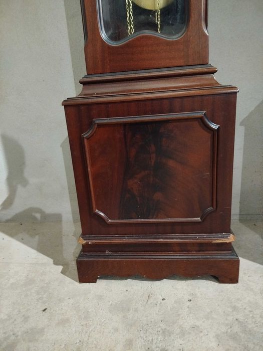 Relógio de sala em madeira
