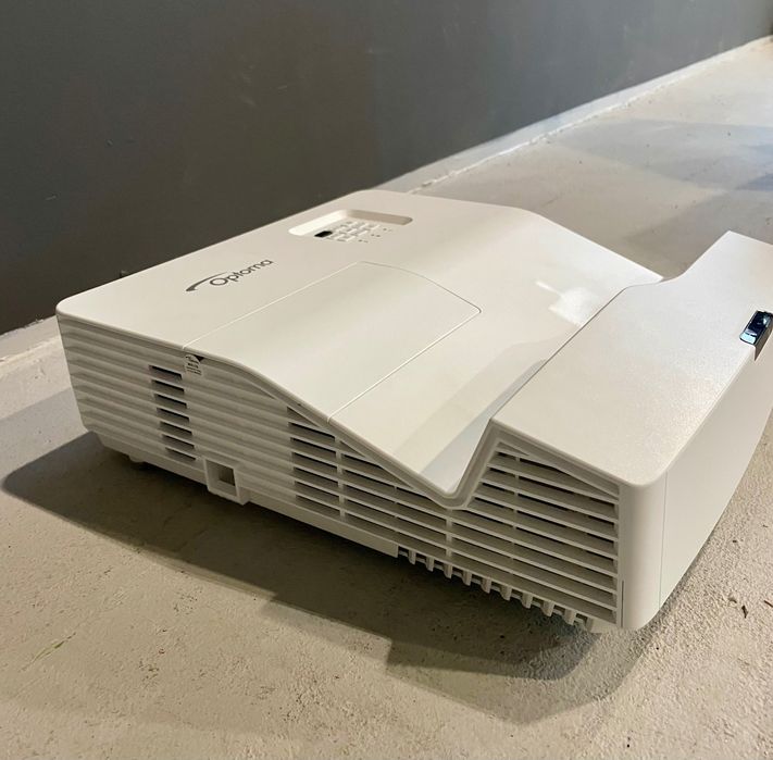 Projektor OPTOMA HD31UST – ultra-krótki rzut, rok 2023, mały przebieg