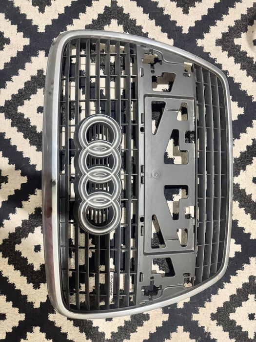 Решетка радиатора Audi Q7 quattro 2005-2009г.  оригинал