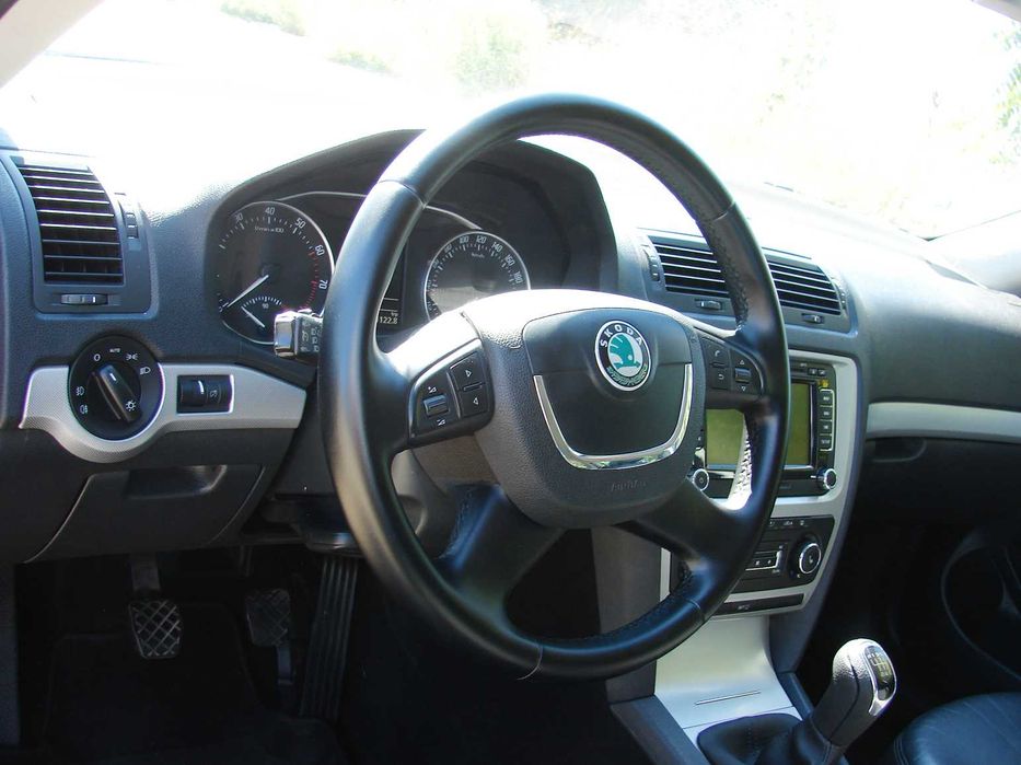 Skoda Octavia 1.8 TSi механика 6-ст 2011 год (максимальная комплектация)