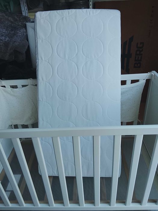 Cama de bebé em madeira, branca