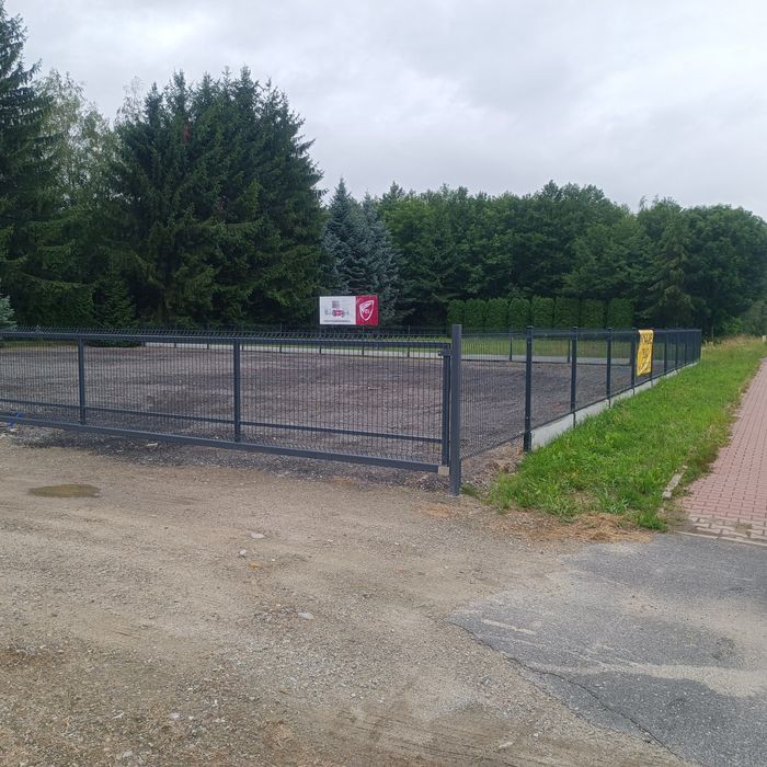 Plac ogrodzony i utwardzony