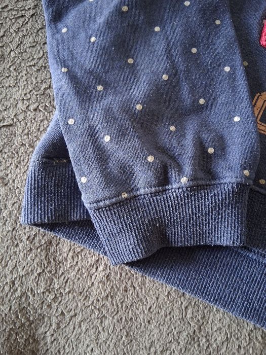 Sweatshirt/moletom curta, com capuz e pelo interior.