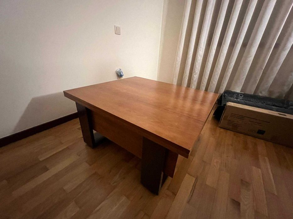 Espetacular mesa de centro que se transforma numa mesa de refeição.