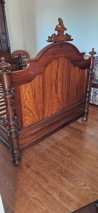 Conjunto cama de casal e guarda fatos estilo Romântico.