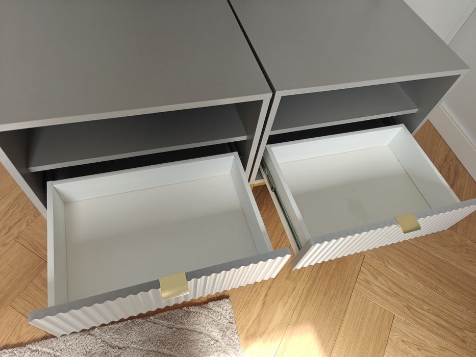 2 szafki nocne Vellore 54 cm szara z ryflowanym frontem i złotym stelażem