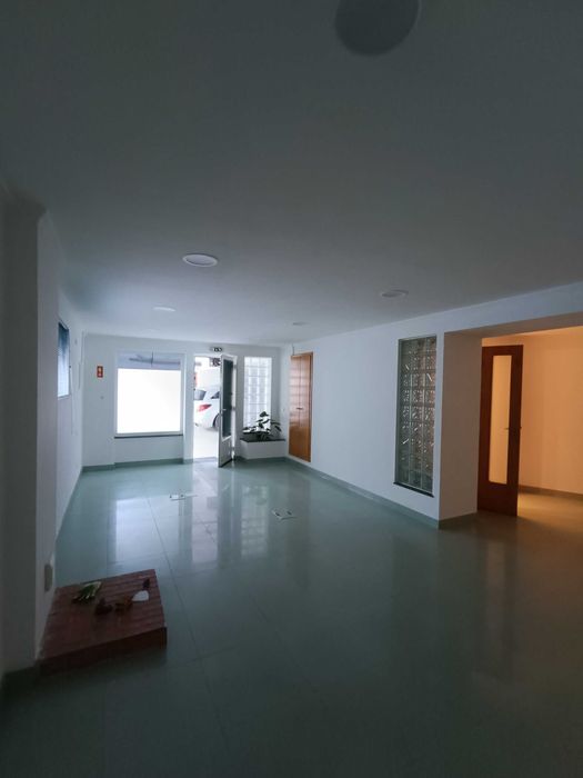 Arrendamento de Garagem/Espaço Funcional em Azeitão