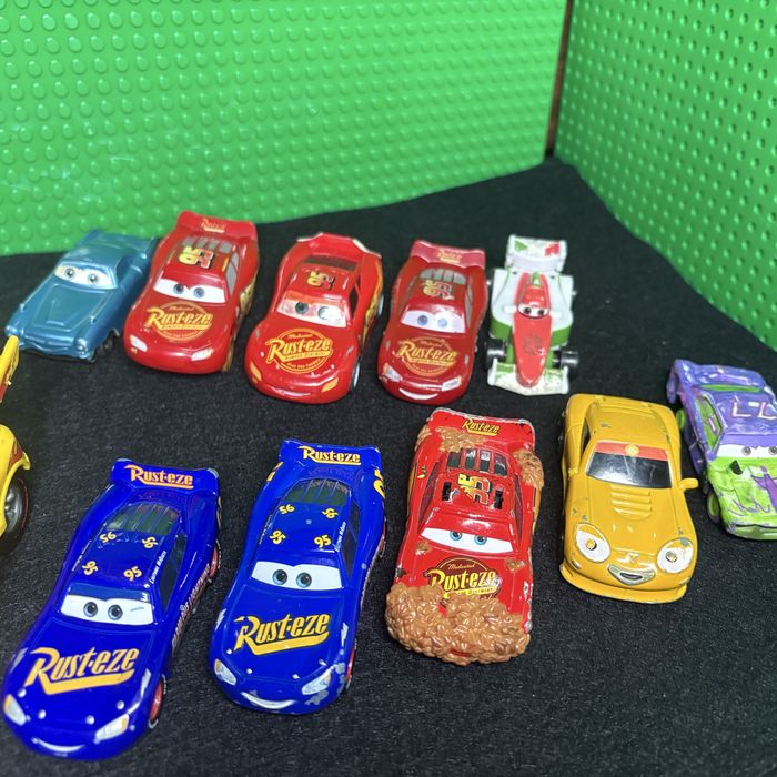 металлические машинки и карточки по мотивам мультфильма «Тачки»