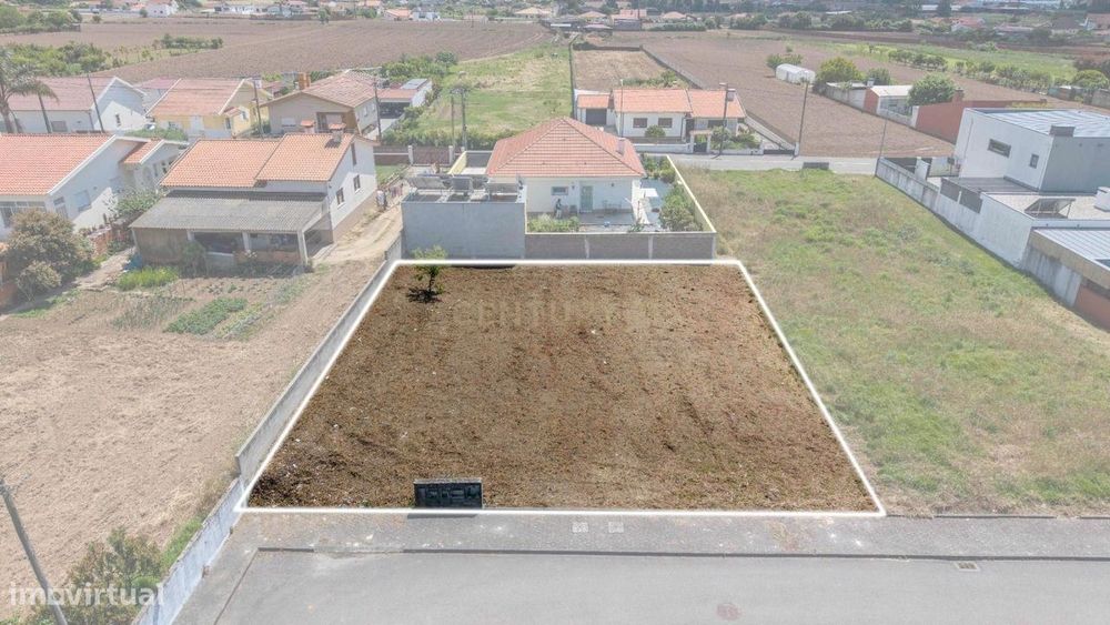 Unique Opportunity in Ovar: Versatile and Affordable Space