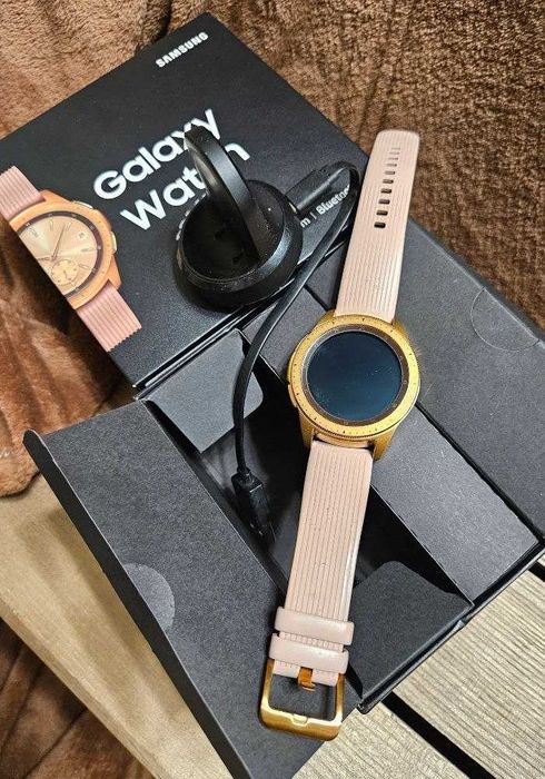 Смарт-часы Samsung Galaxy Watch 42mm Bluetooth (Gold)