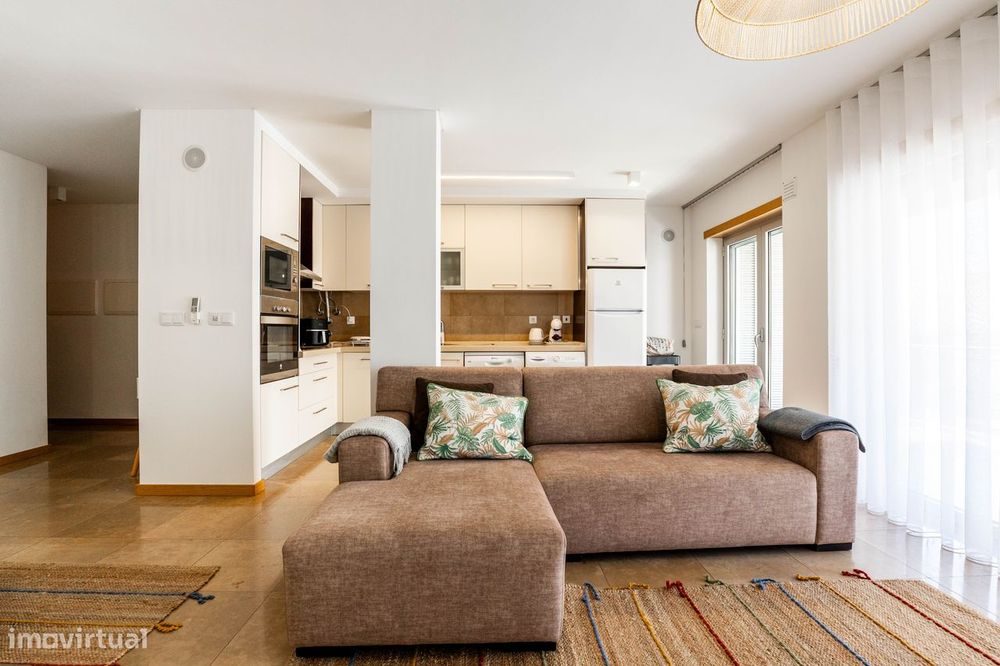 Apartamento T2, MOBILADO, com lugar de estacionamento, na Nazaré.