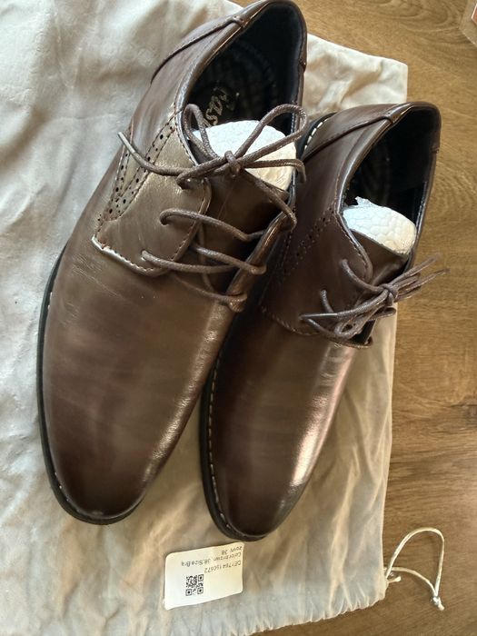 Eleganckie buty komunijne do garnituru 38
