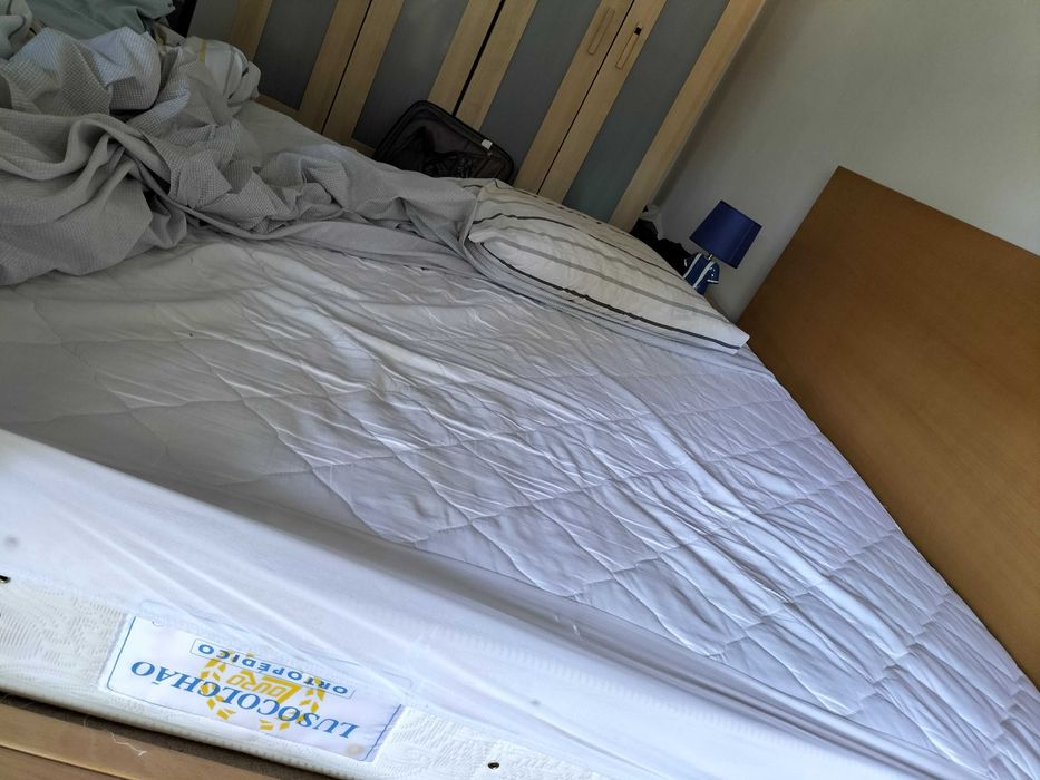 (Novo preço) Cama de casal 190x140 + mesas de cabeceira em madeira