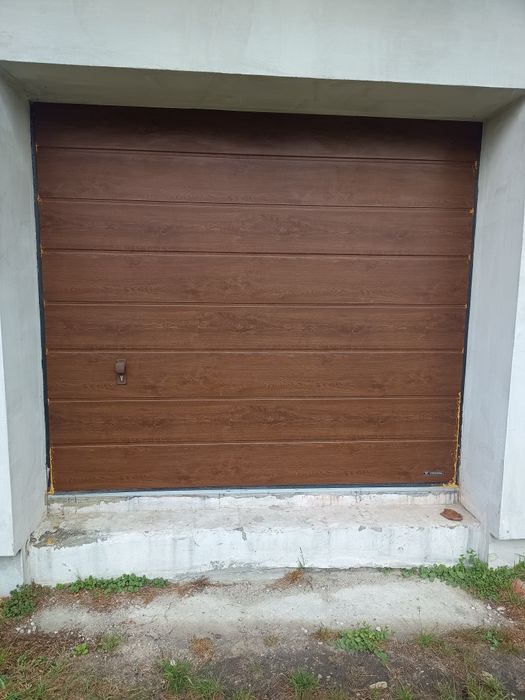 Brama garażowa wiśniowski 254x225