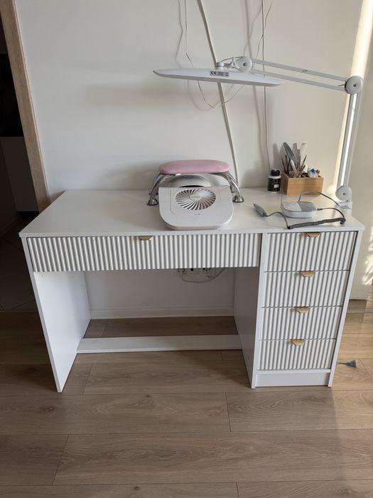 Kompletny zestaw do stylizacji paznokci – biurko, lampa, frezarka, pochłaniacz + lakiery – 1400 zł