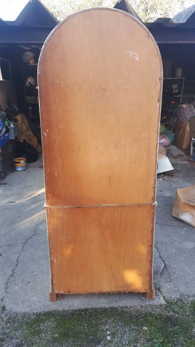 Móvel muito antigo, em madeira maciça