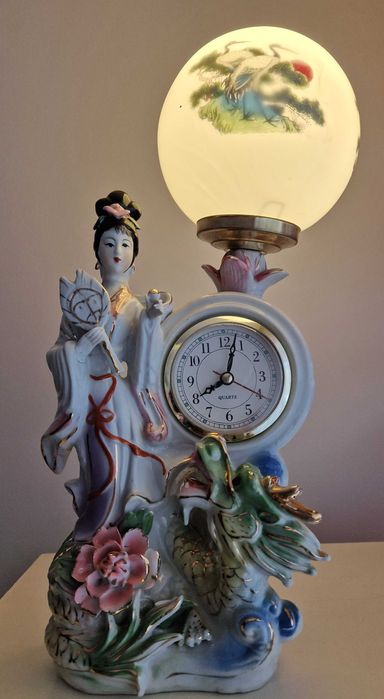 GEJSZA - lampa porcelanowa z zegarem