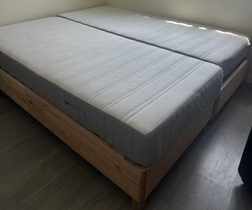[RESERVADO] Conjunto: 2 Bases de Cama + 2 Colchões IKEA HAMARVIK (90x200cm). Juntam-se numa cama de casal/king