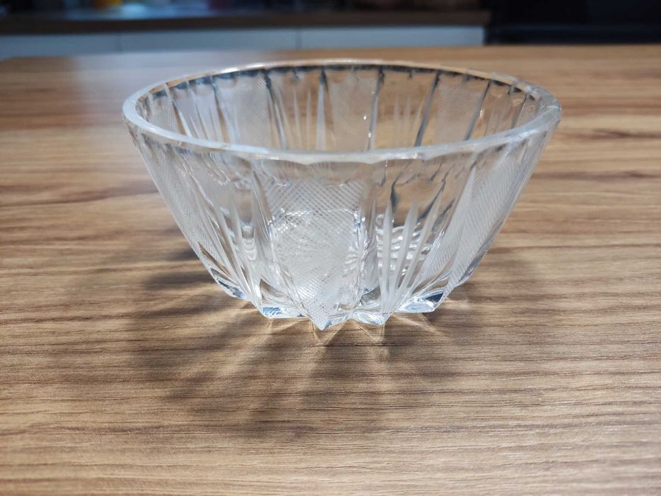 Piękna szklana cukiernica