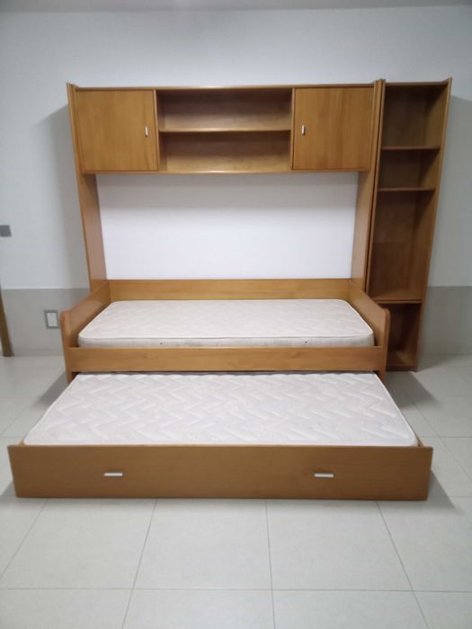 Cama dupla com estante incorporada em perfeitas condições