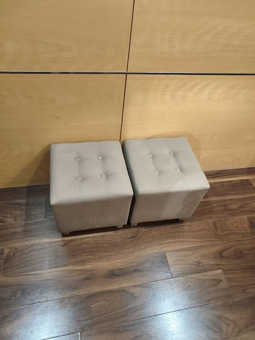 Conjunto lindíssimo composto por dois pufs em tons neutros