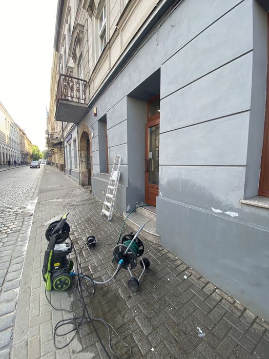 Професійна мийка та фарбування дахів ,фасадів,парканів,бруківки та інш