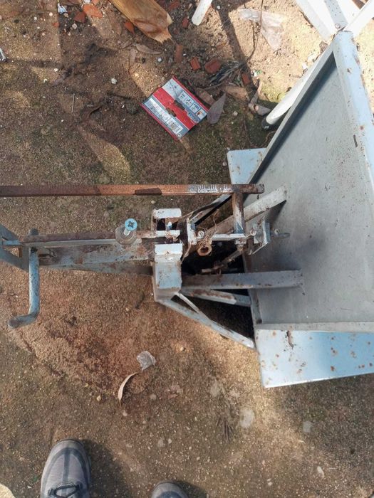 2 balanças antigas e 2 pesos