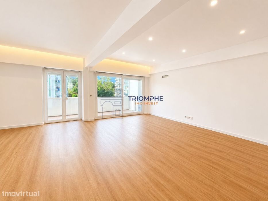 Apartamento T3 totalmente remodelado com duas varandas